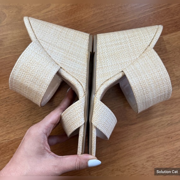 Lulus Biava Natural Raffia Wedge Sandals
Style 1156371 - Size 8 - Picture 5 of 7